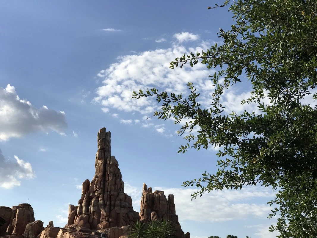 Big Thunder Mountain s’élève comme un cartoon dans le ciel.