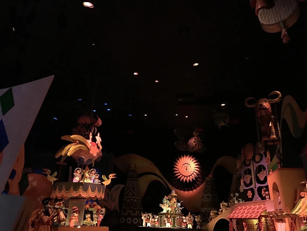 It’s a Small World ou la naïveté robotisée