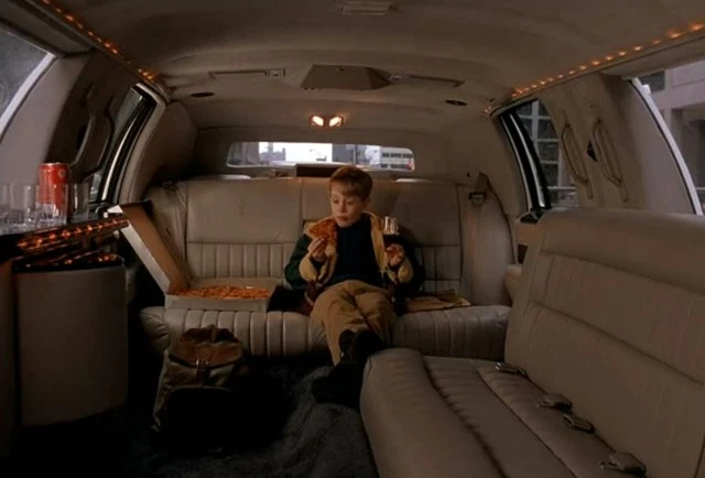 Dans le film “Maman j’ai encore raté l’avion” qui se déroule à New York, Macaulay Culkin mangeait de la pizza dans une limousine.