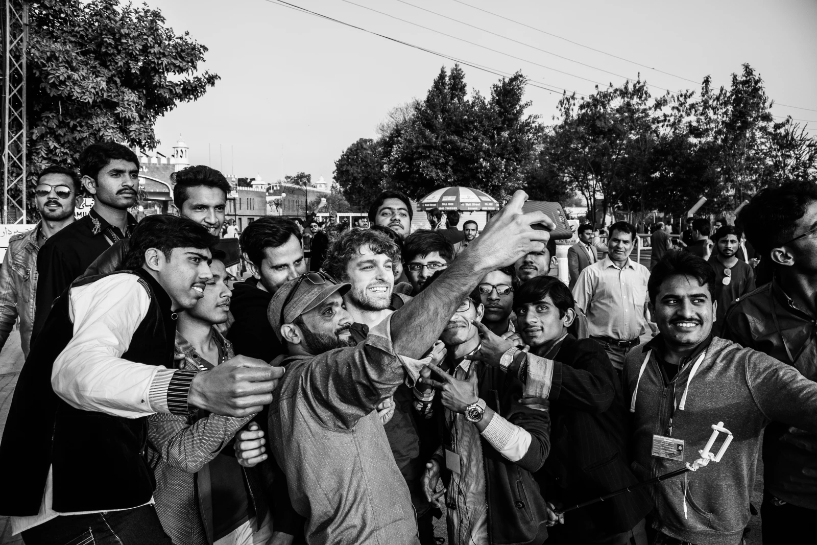 Passer inaperçu quand t’es un “gora” blond aux yeux bleus, c’est un défi. Cette fois-là, c’était un échec.