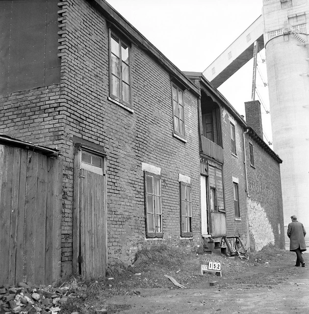Un petit indice en arrière-plan pour situer le secteur dans lequel se trouve ce quartier. – Archives de la Ville de Montréal