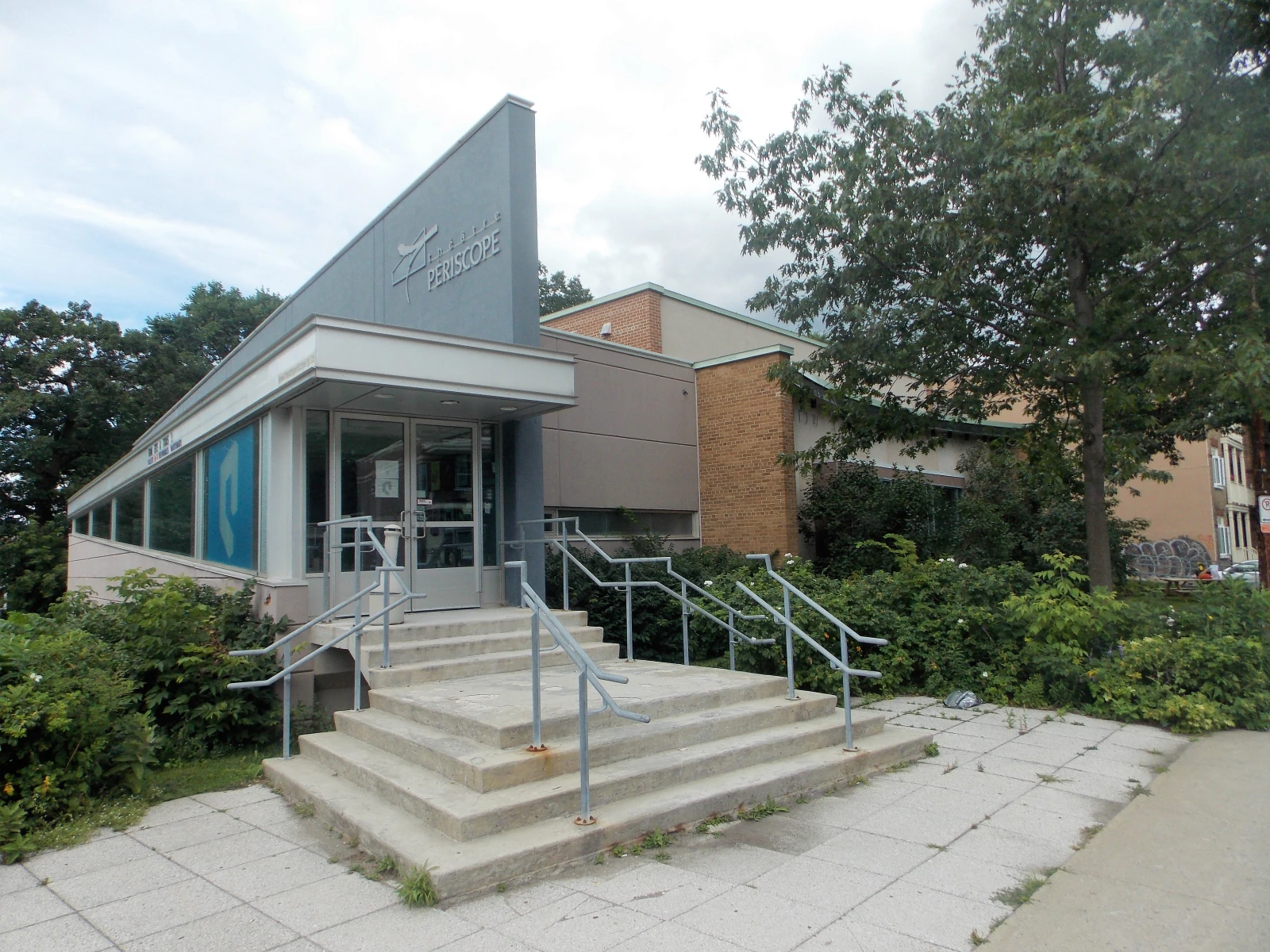 L’entrée principale du Périscope. À droite on peut encore distinguer l’ancienne entrée de la synagogue avec ses inscriptions en hébreu gravé dans la pierre.
