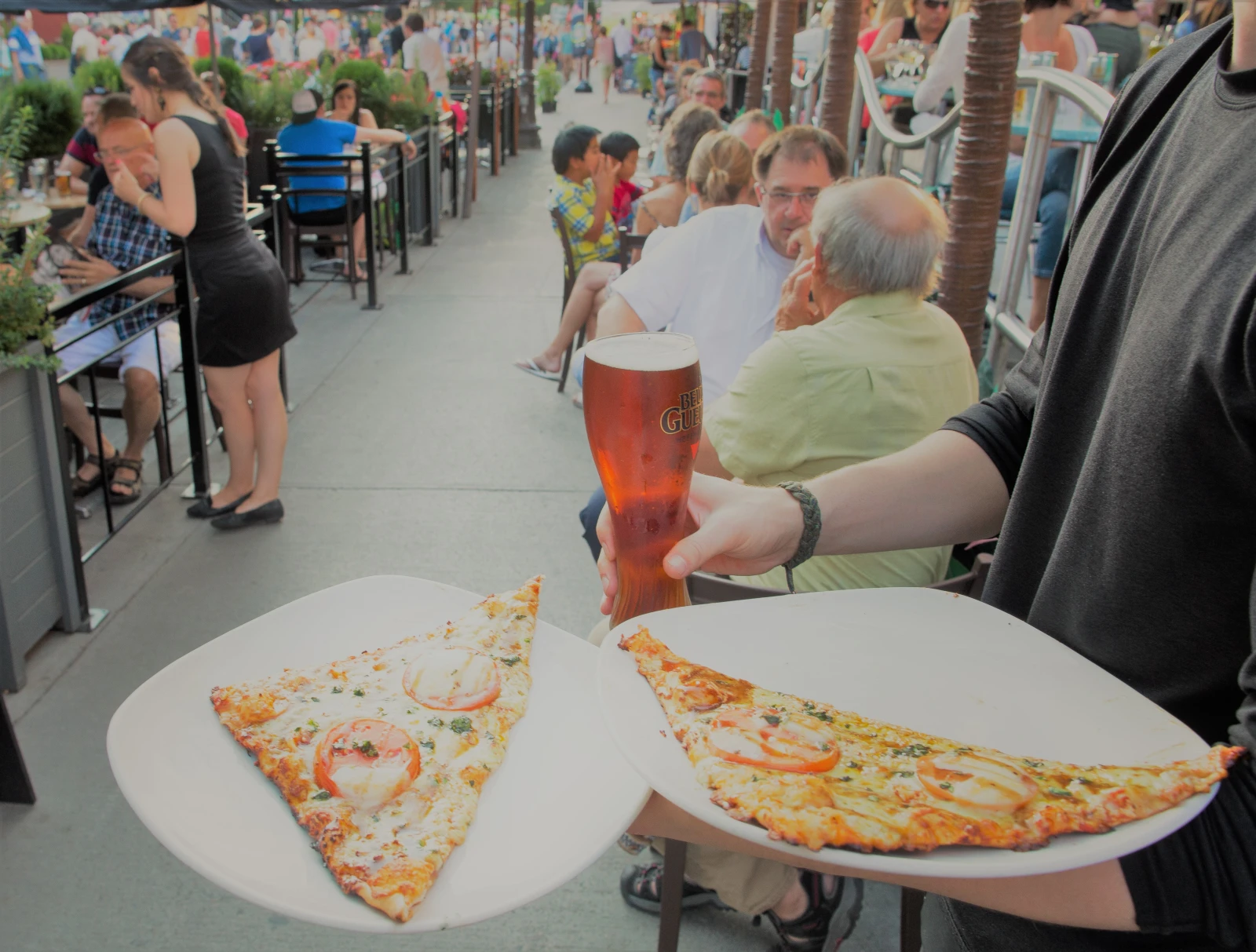 L’été l’avenue Cartier s’anime avec ses belles terrasses qui envahissent même les cases de stationnement sur rue.