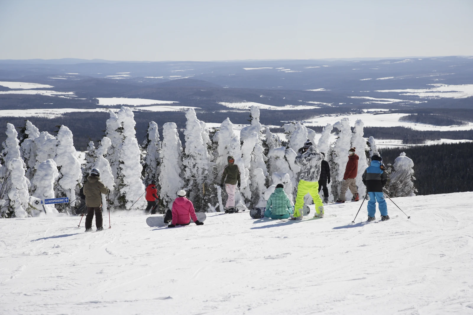Le ski alpin: activité consistant à descendre une pente enneigée à l’aide de skis. Fin de la partie éducative de cet article.