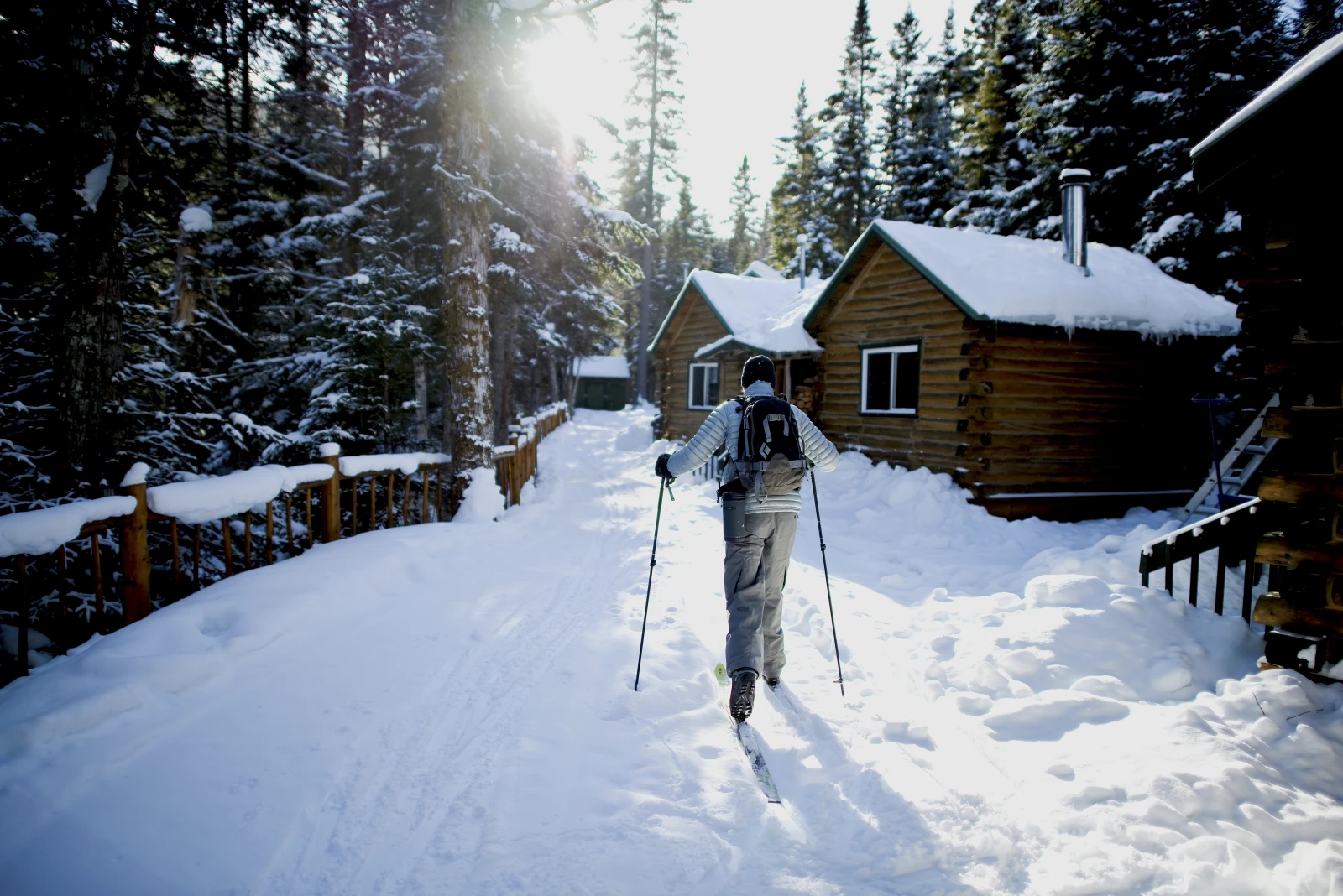 Les fondeurs, fondeuses capotent sur la Gaspésie. Pour la beauté de ses sentiers et de ses paysages, mais surtout parce que l’événement de l’année côté ski de fond au Québec s’y tient. Je parle ici de la Traversée de la Gaspésie en ski de fond, la TDLG. La TDLG c’est 225 skieurs, quelques 200 km de ski en une semaine, des rencontres formidables, des conférences, de la musique et beaucoup de plaisir. Des gens de partout dans le monde participent à l’événement année après année, et tous s’entendent pour dire que c’est l’expérience d’une vie.  J’ai travaillé comme serveuse pour la TDLG pendant 2 ans et j’ai trippé. Les gens sont trop gentils et inspirants. Je me suis promis qu’un jour je la ferais comme skieuse, mais ce jour n’est pas encore venu! Je dois encore parfaire ma technique!