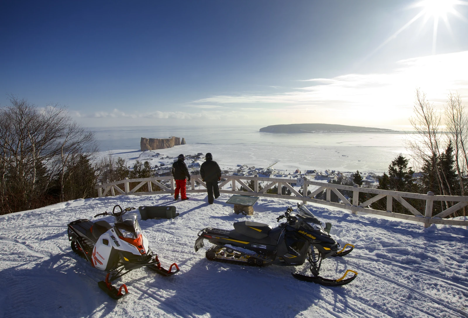 «J’ai le pouce qui me démange!», un Gaspésien qui a hâte de faire de la motoneige!  Par chez nous, la motoneige c’est pratiquement une religion. Presque tout le monde possède une machine et l’hiver n’est jamais assez long pour eux! Des vestes Yamaha ou Ski-doo tu vas en voir en Gaspésie, et pas juste sur les 3000 kilomètres de sentiers, à l’épicerie aussi! Les préjugés sont nombreux sur ce passe-temps/sports/activités. Mais, force est d’admettre que c’est vraiment nice. Tu as accès à des paysages de ouf, inaccessibles autrement, tu rencontres des gens cool malgré leur style vestimentaire parfois douteux et surtout, tu peux aller manger un repas au restaurant en portant ta salopette de suit d’hiver sans te faire juger. Pas cool tu penses!