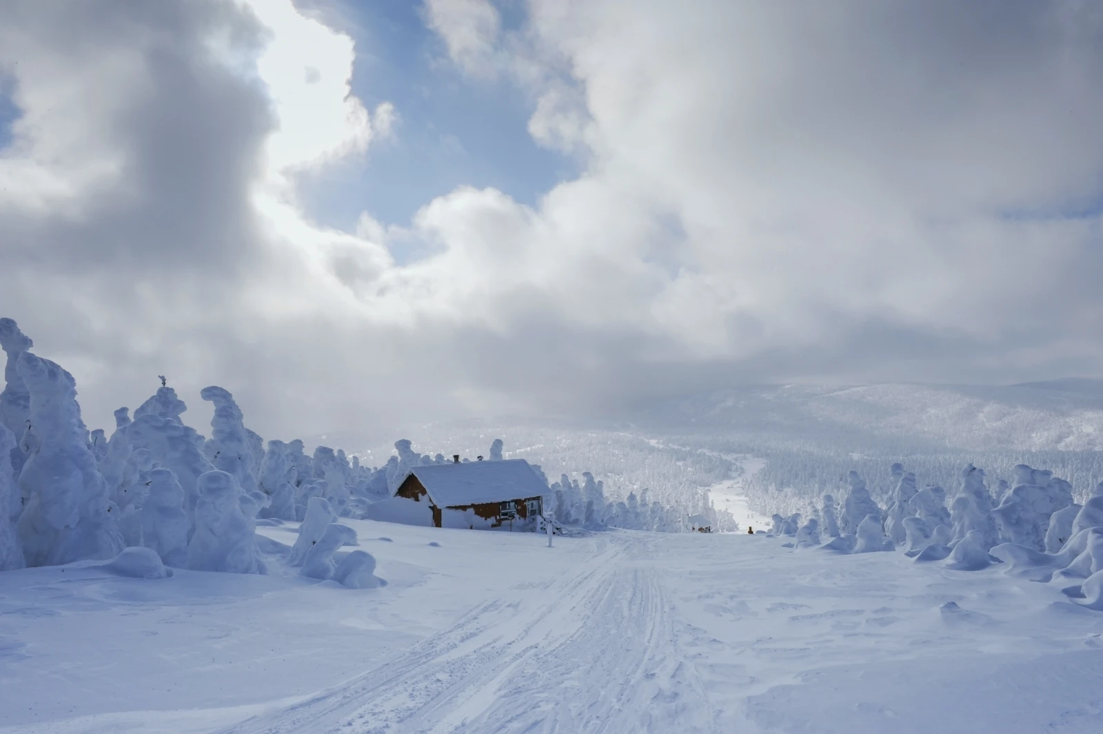Et bien entendu, la Gaspésie est aussi la destination de rêve pour les couch patatos de ce monde. Pas besoin d’être un mordu de plein air pour enjoyer la Gaspésie. Pour un dépaysement total, c’est super aussi! Quand tu constates qu’il y a 200 km entre deux feux de circulation (pas 2 coins de rue), tu ne peux pas faire autrement que de te sentir ailleurs, dans un autre monde!  Donc si vous avez envie de relaxer, de décrocher, il n’y a pas une camomille qui arrive avec la Gaspésie pour détendre les nerfs! Faire du cocooning à Montréal ou à Percé…c’est le même Ricardo. Par contre, déguster un osso buco en bas de laine face au Rocher Percé prisonnier des glaces, c’est magique!