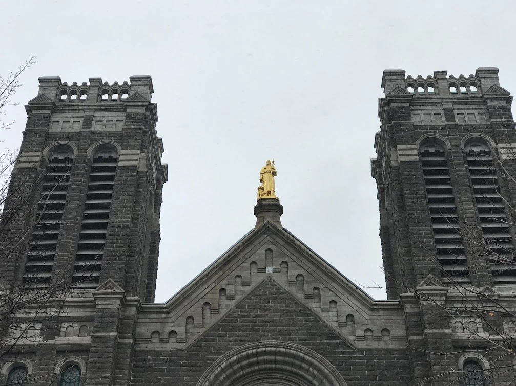 La légende veut que Saint-Roch, malade, ait été sauvé par son chien qui venait le nourrir chaque jour. Il veille aujourd’hui sur son quartier
