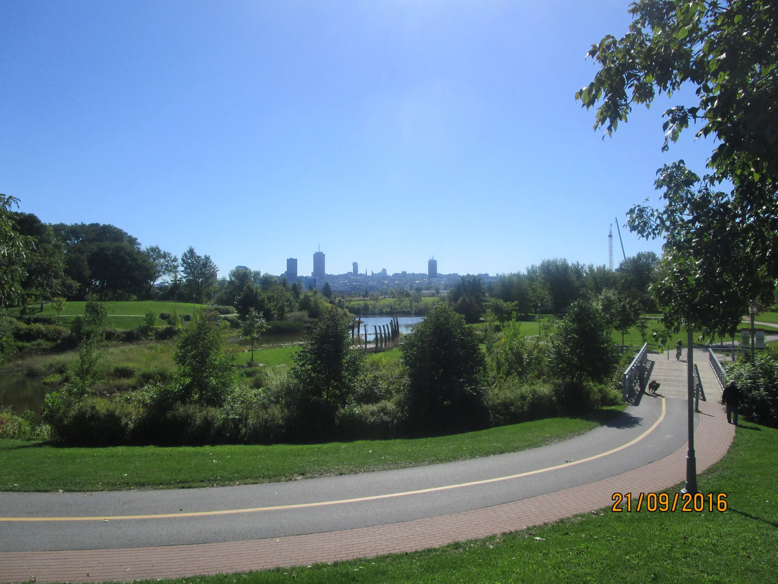 Le Lieu Historique National Cartier-Brébreuf, au confluent des rivières St-Charles et Lairet, avec la ville en arrière-plan.La sculpture au centre évoque l’armature d’un bateau afin de commémorer l’hivernage de Jacques Cartier.