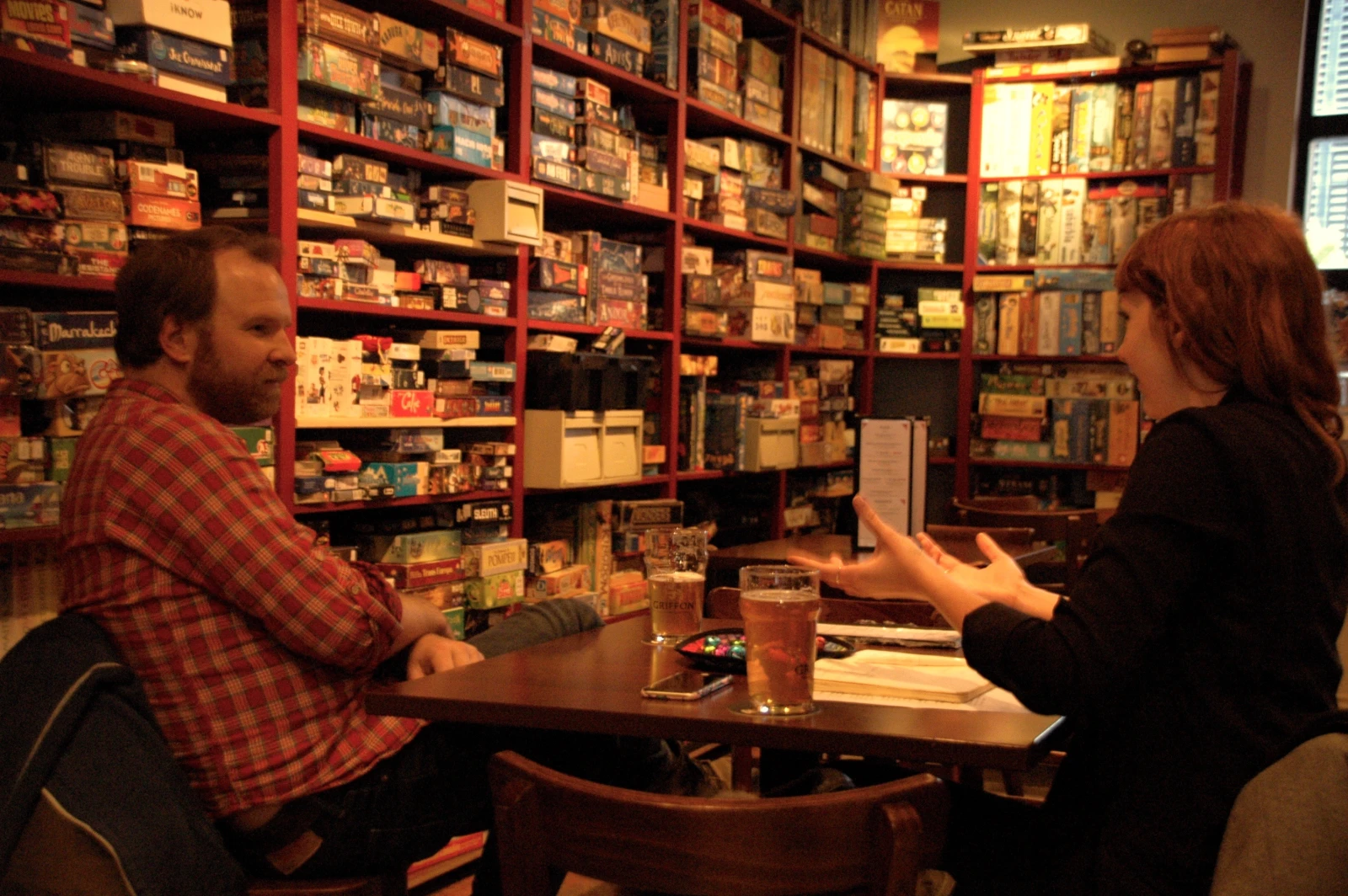 Expliquer une toune avec les bras.