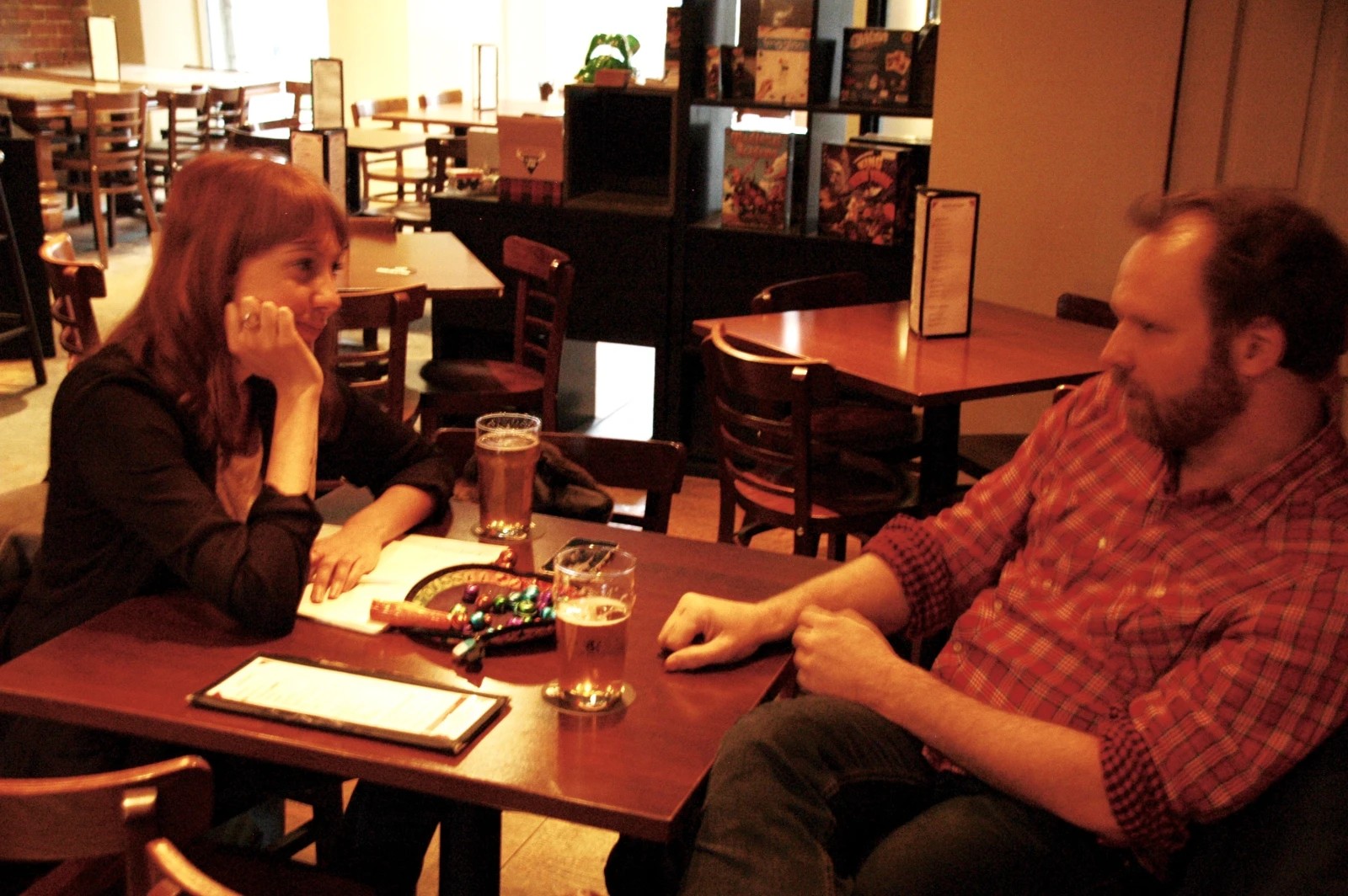 Un regard pas du tout rempli de tendresse.