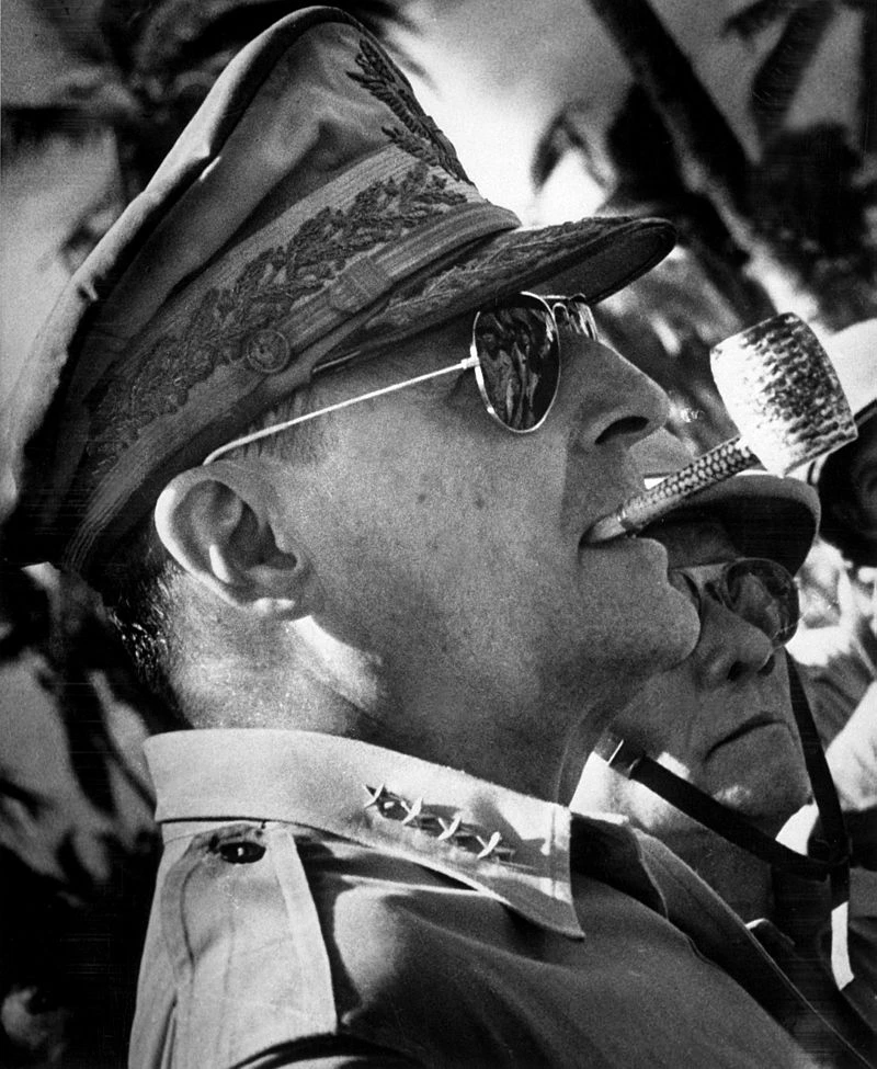 Le colonel Douglas MacArthur avec les fameuses lunettes.