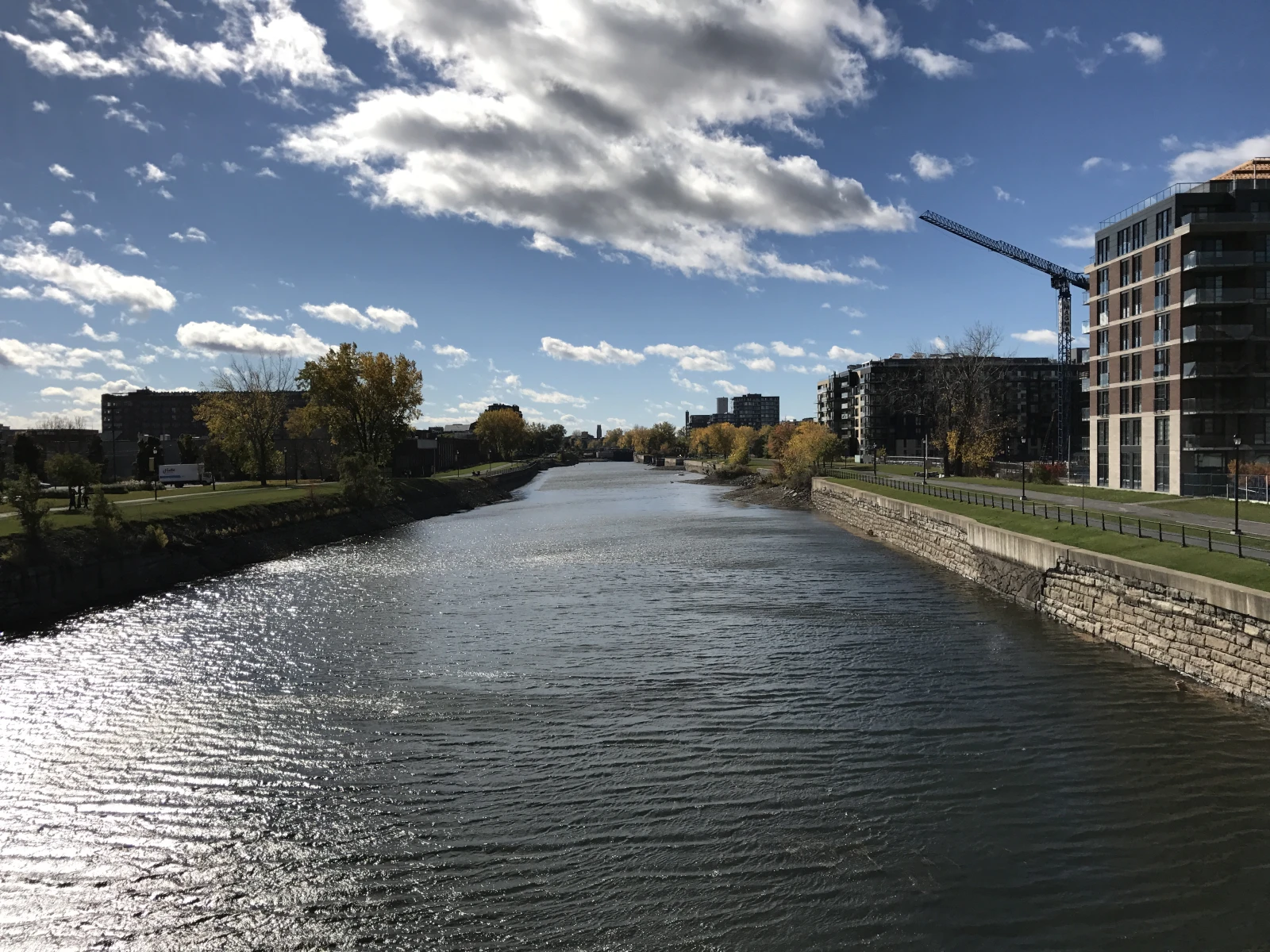 Le canal Lachine, en regardant vers l’ouest.