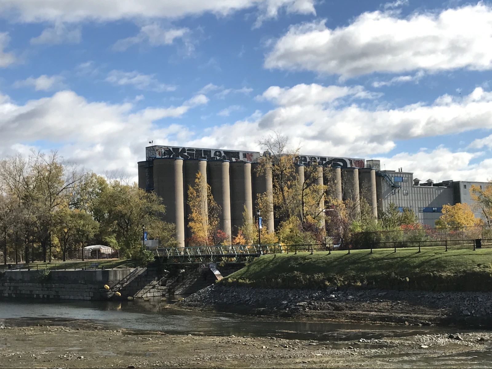Des silos quelconques.