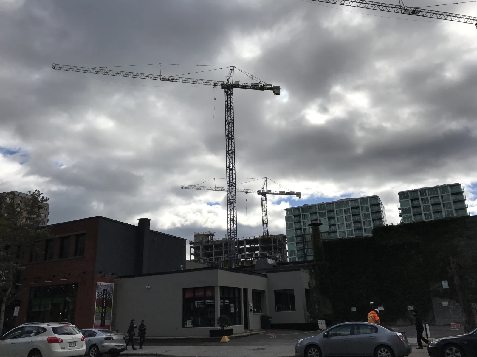 Des grues. Toujours plus de grues.