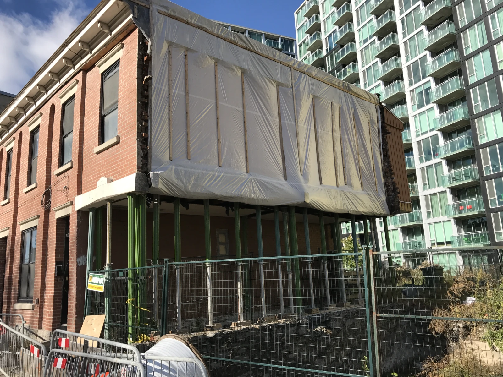 La coopération d’habitation Sainte-Anne, partiellement détruite.