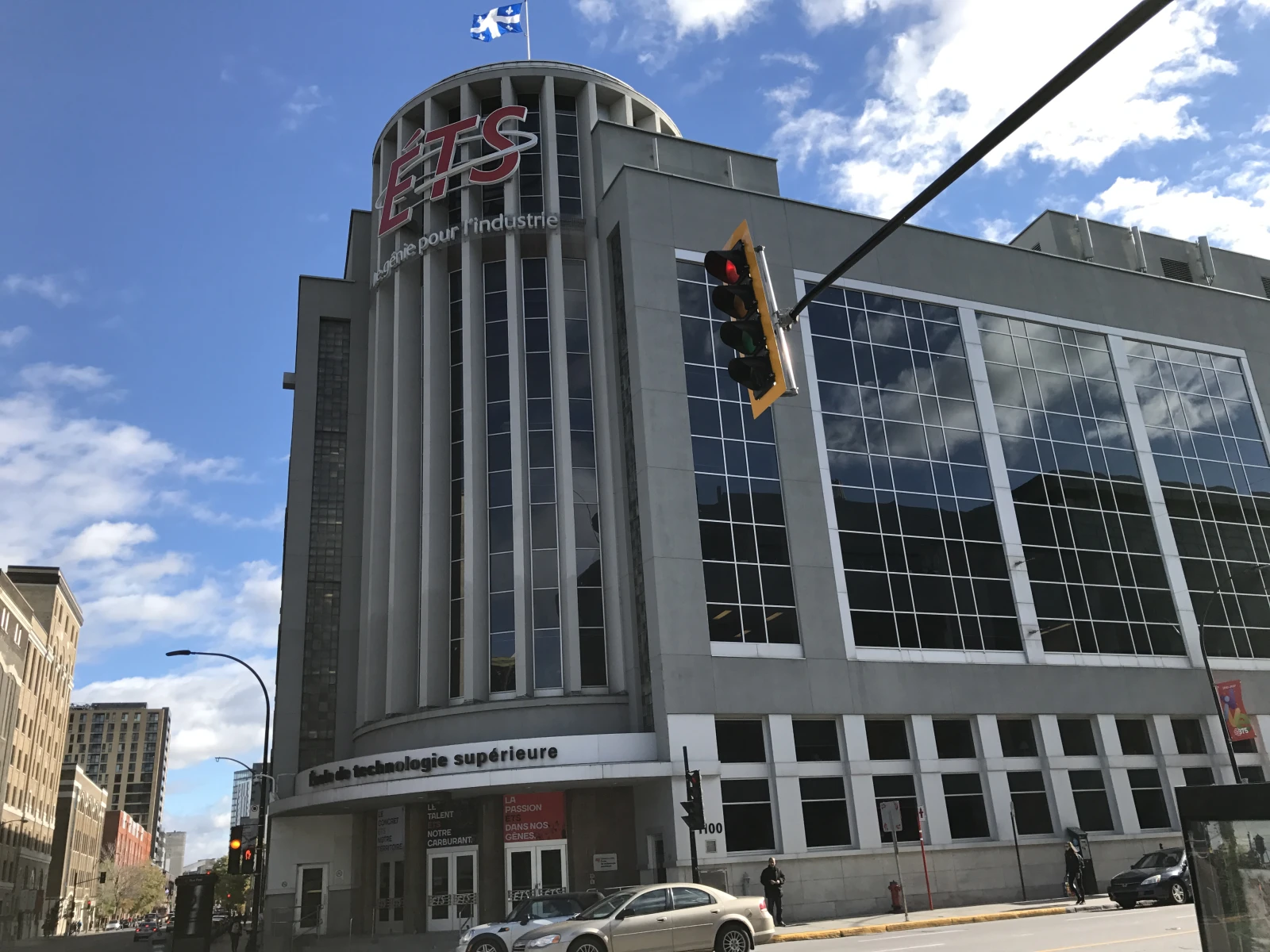 L’édifice de l’ETS au coin sud-ouest des rues Peel et Notre-Dame.
