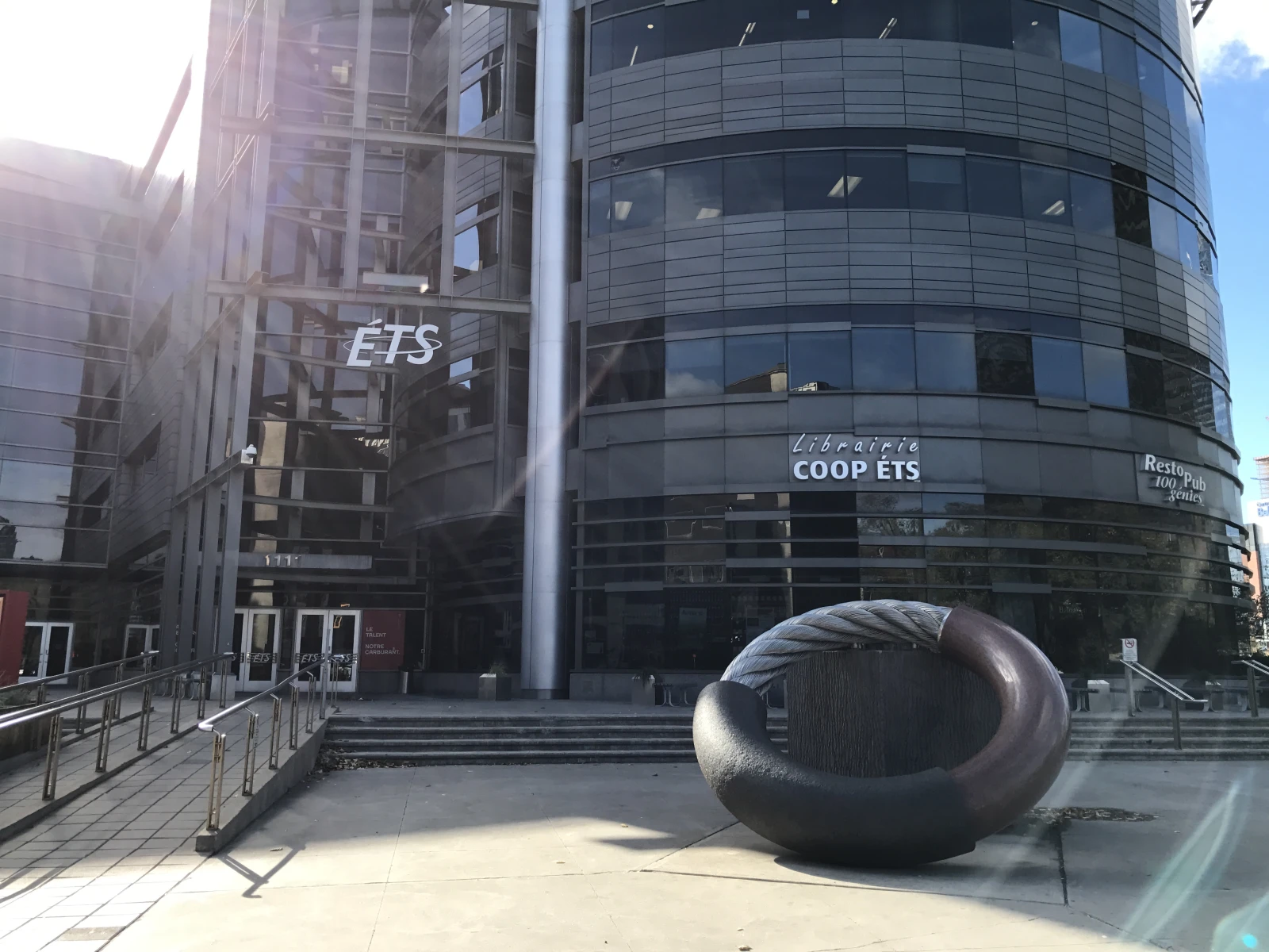 L’édifice de l’ETS au coin nord-ouest des rues Peel et Notre-Dame.