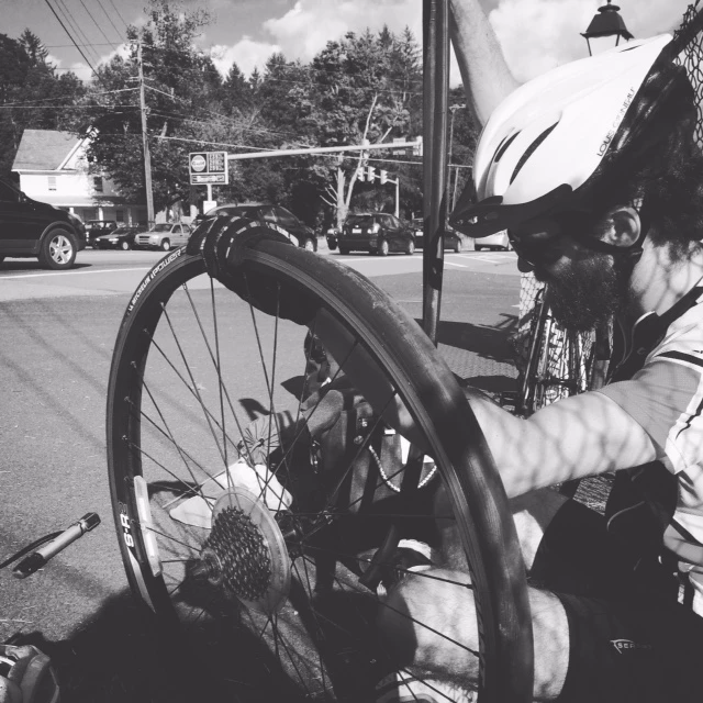 Après avoir fait 65 km avec le pneu neuf de Mathieu, le nouveau pneu explose. On se croirait dans Le jour de la marmotte!