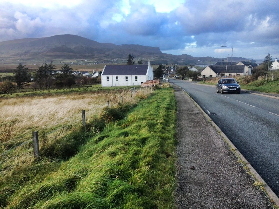 Peut-être ne découvriront-ils pas de charmantes routes d’Écosse en marchant de village en village, parce que l’autobus ne passe que toutes les quatre heures…