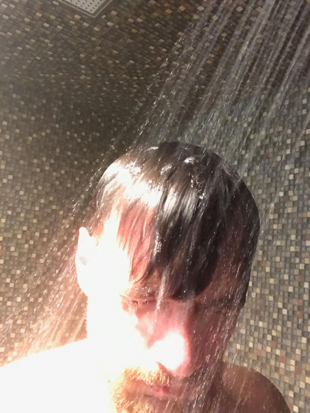 Un rinçage de cheveux qui semble agréable.