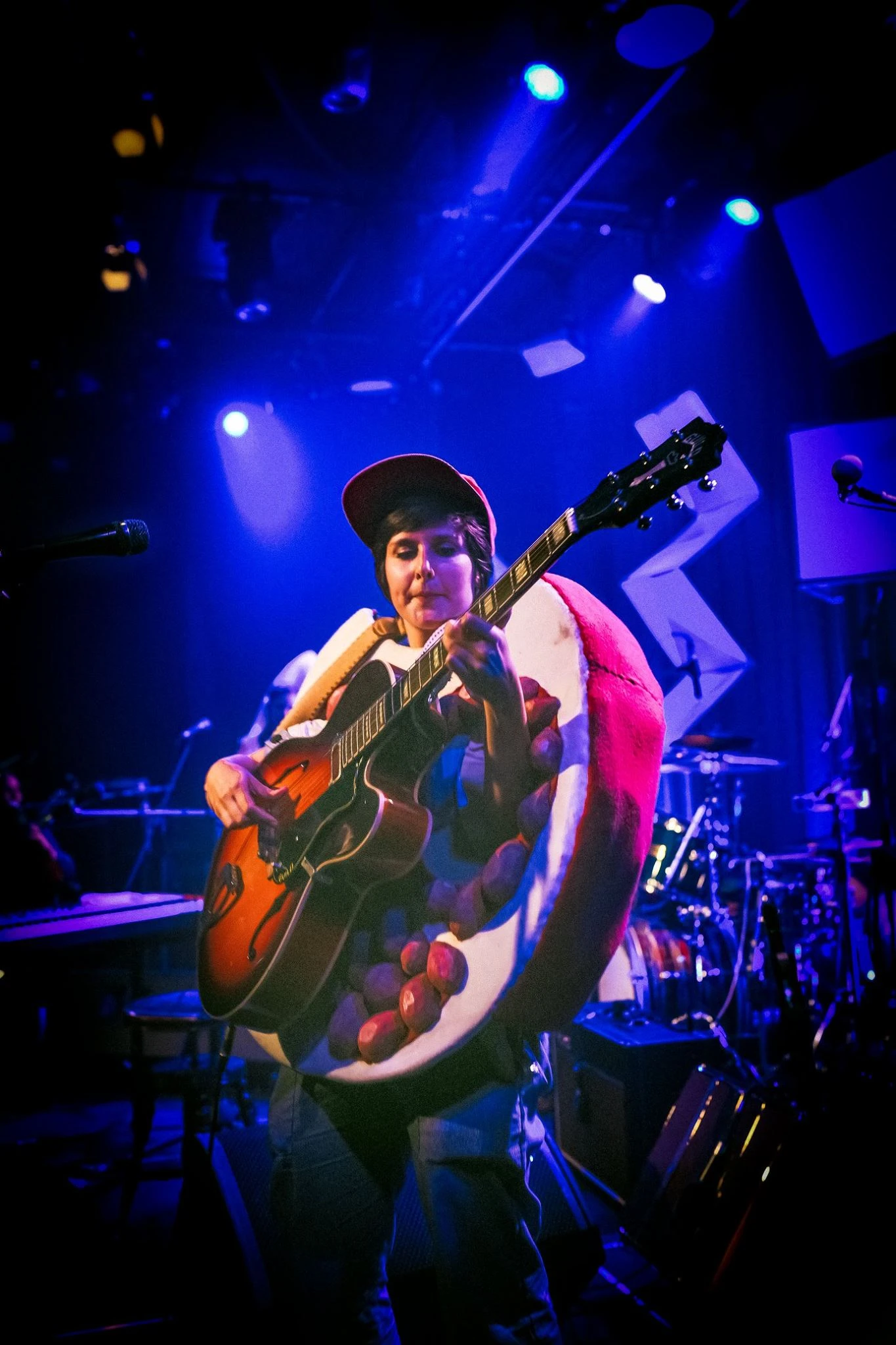 Klô pomme grenade qui tente de jouer d’la guitare./Crédit photo : Max-Antoine Guérin