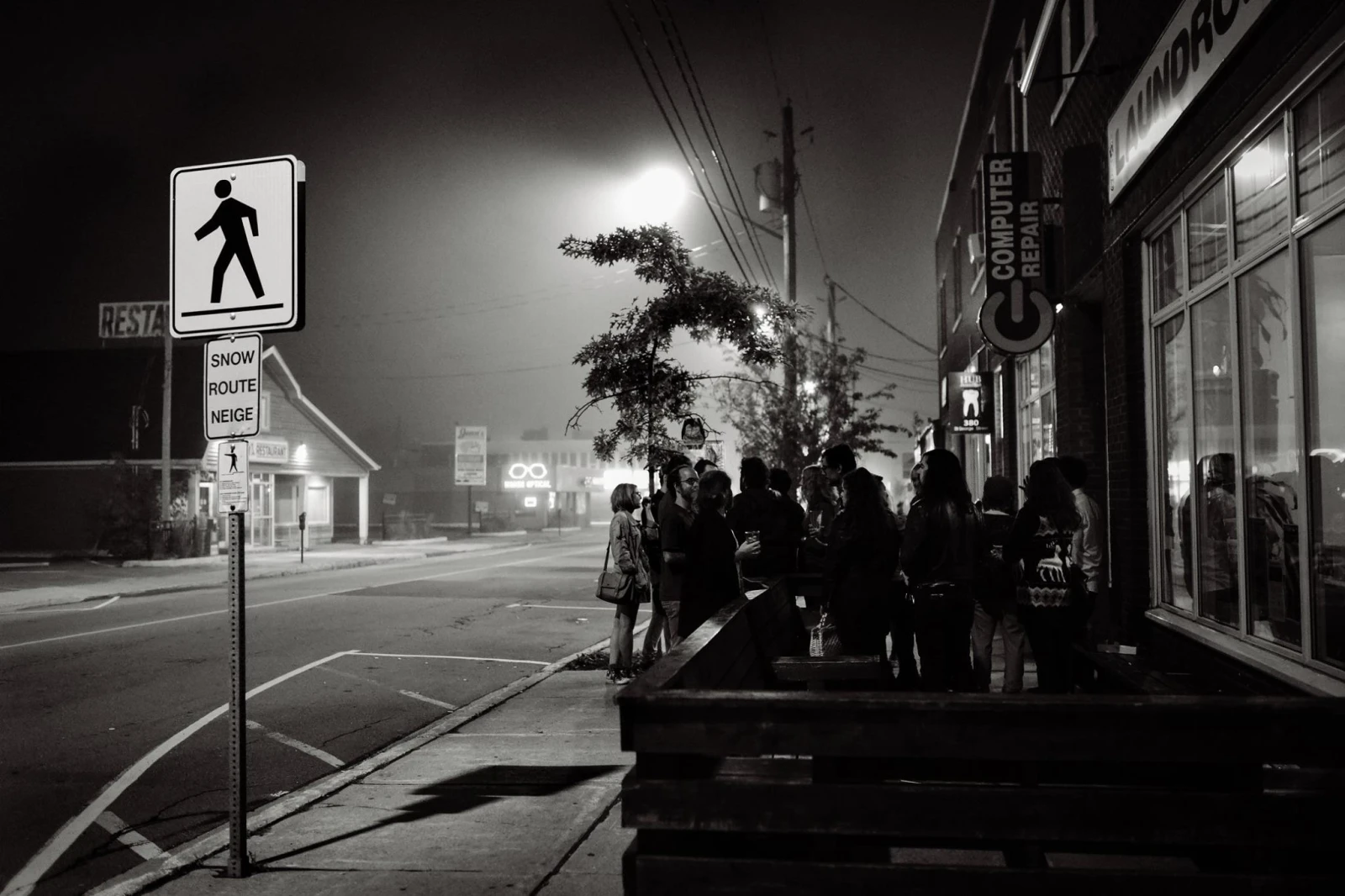 Les after-party au Laundromat./Crédit photo : Max-Antoine Guérin L’équipe incroyablement chaleureuse des coulisses d’Acadie Rock. Après les avoir côtoyés pendant 5 jours, c’est comme si on se connaissait depuis toujours. Deux poètes qui ont littéralement conquis mon cœur de fille qui connait rien à la poésie. Céleste Godin et Gabriel Robichaud. Leurs mots m’ont bouleversé l’âme à m’en faire shaker le p’tit menton. Plus que des poètes, ce sont des guerriers de la culture acadienne. Après les avoir écoutés, j’aurais voulu offrir mes services de mercenaire pour cette nation qui n’est pas la mienne, mais qui est tellement magnifiée de toutes parts dans ce festival, que j’envie presque la relation fusionnelle qu’ils ont avec leur patrie.