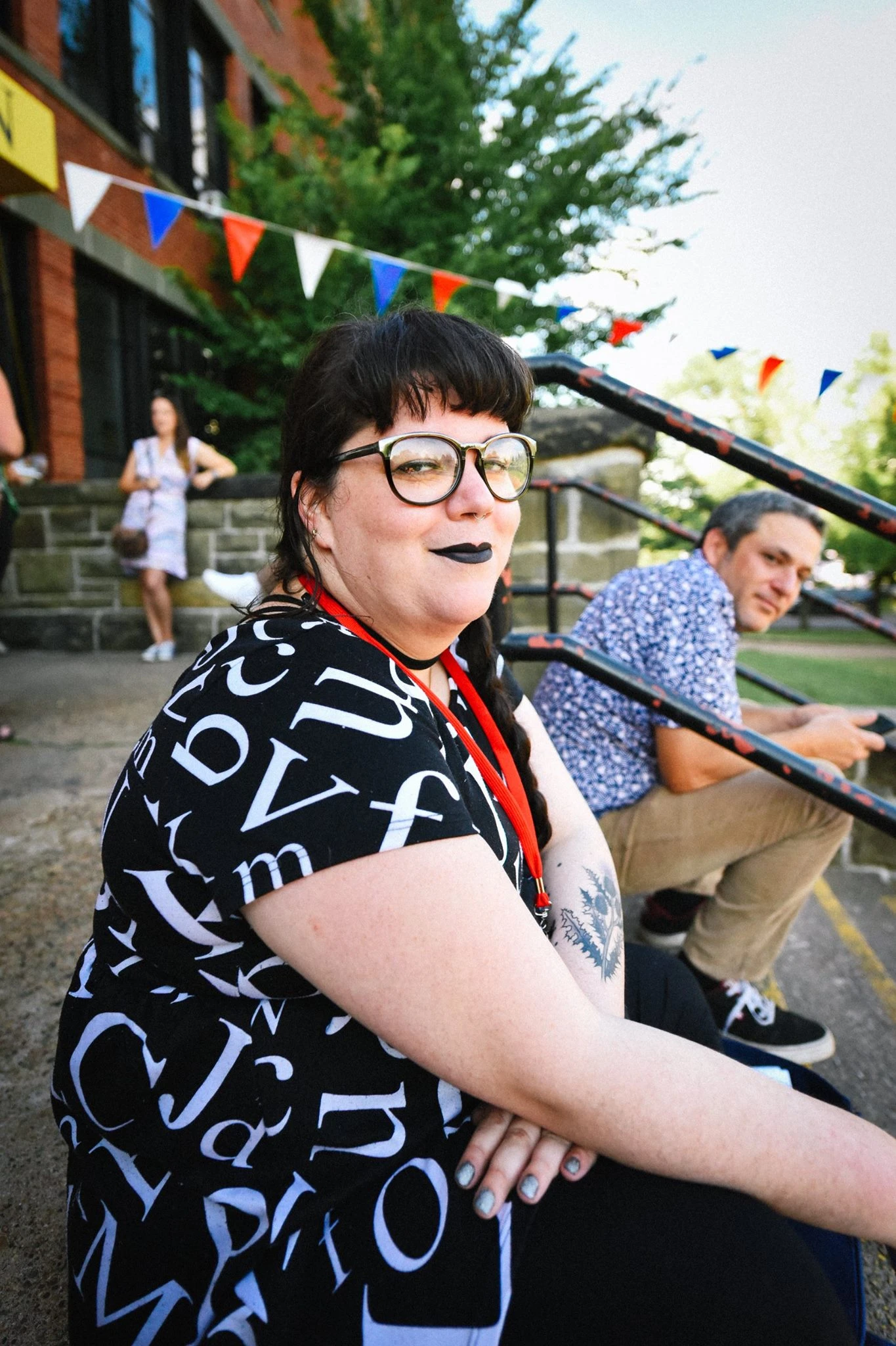 Céleste Godin, poétesse et en arrière, Marc — Chops — Arsenault, directeur artistique d’Acadie Rock/ Crédit photo : Max-Antoine Guérin