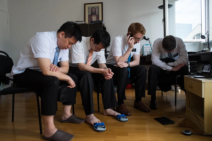 Le groupe se fait un petit appel conférence./Crédits photo: Pierre Gautheron