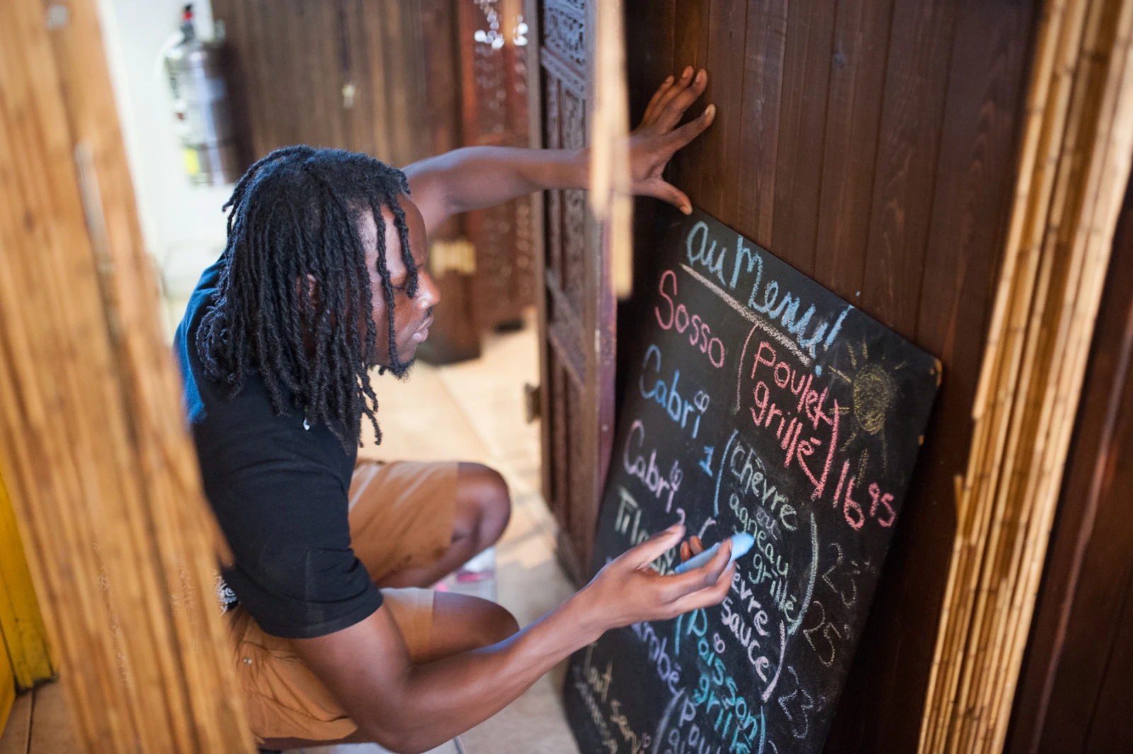 Le fils de Bibi Ntumba apporte les dernières corrections au menu du jour.