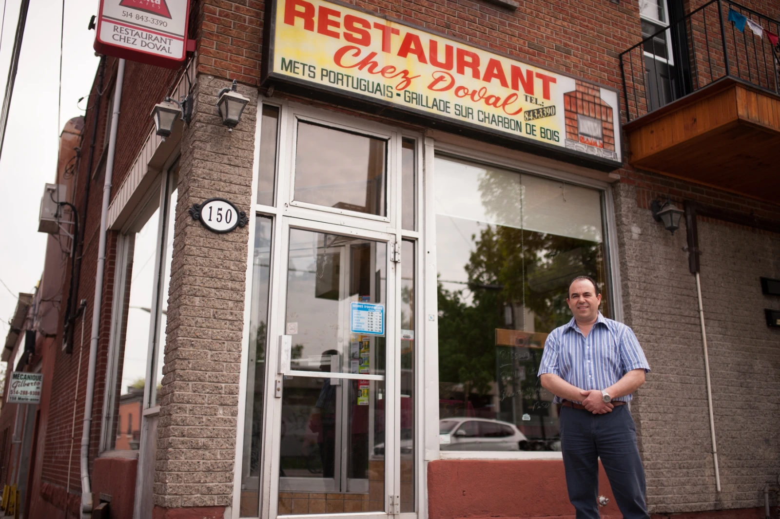 Joao Gonçalves devant son restaurant.