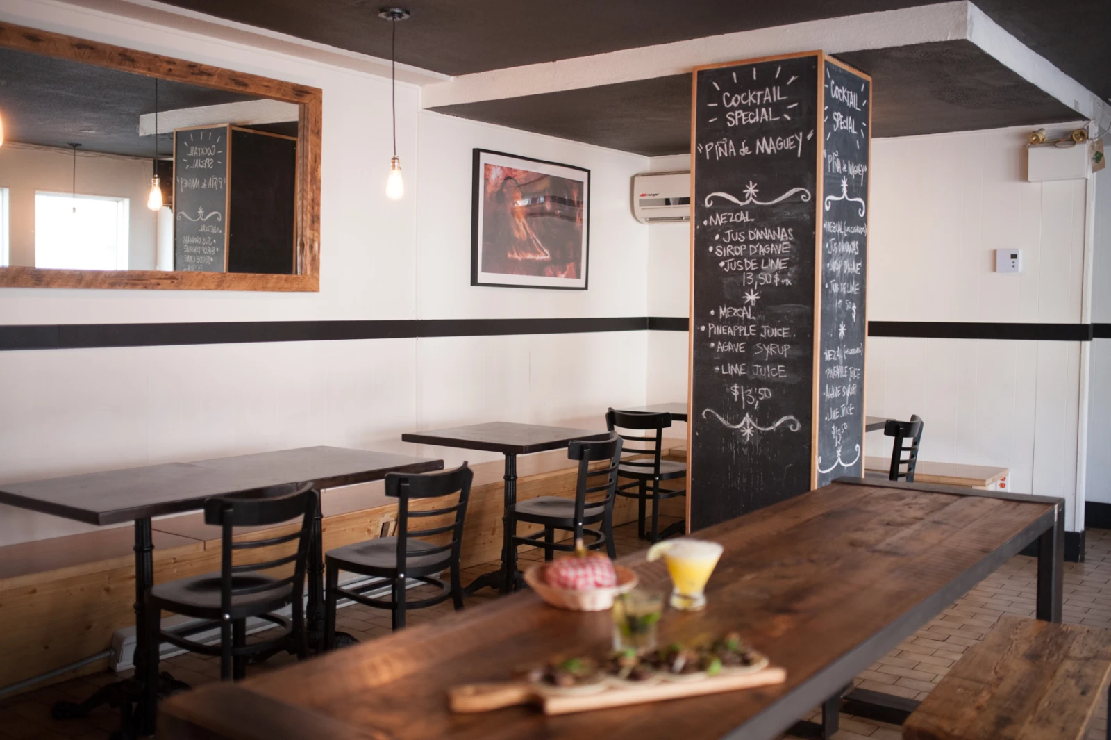 Une partie de la salle à manger.