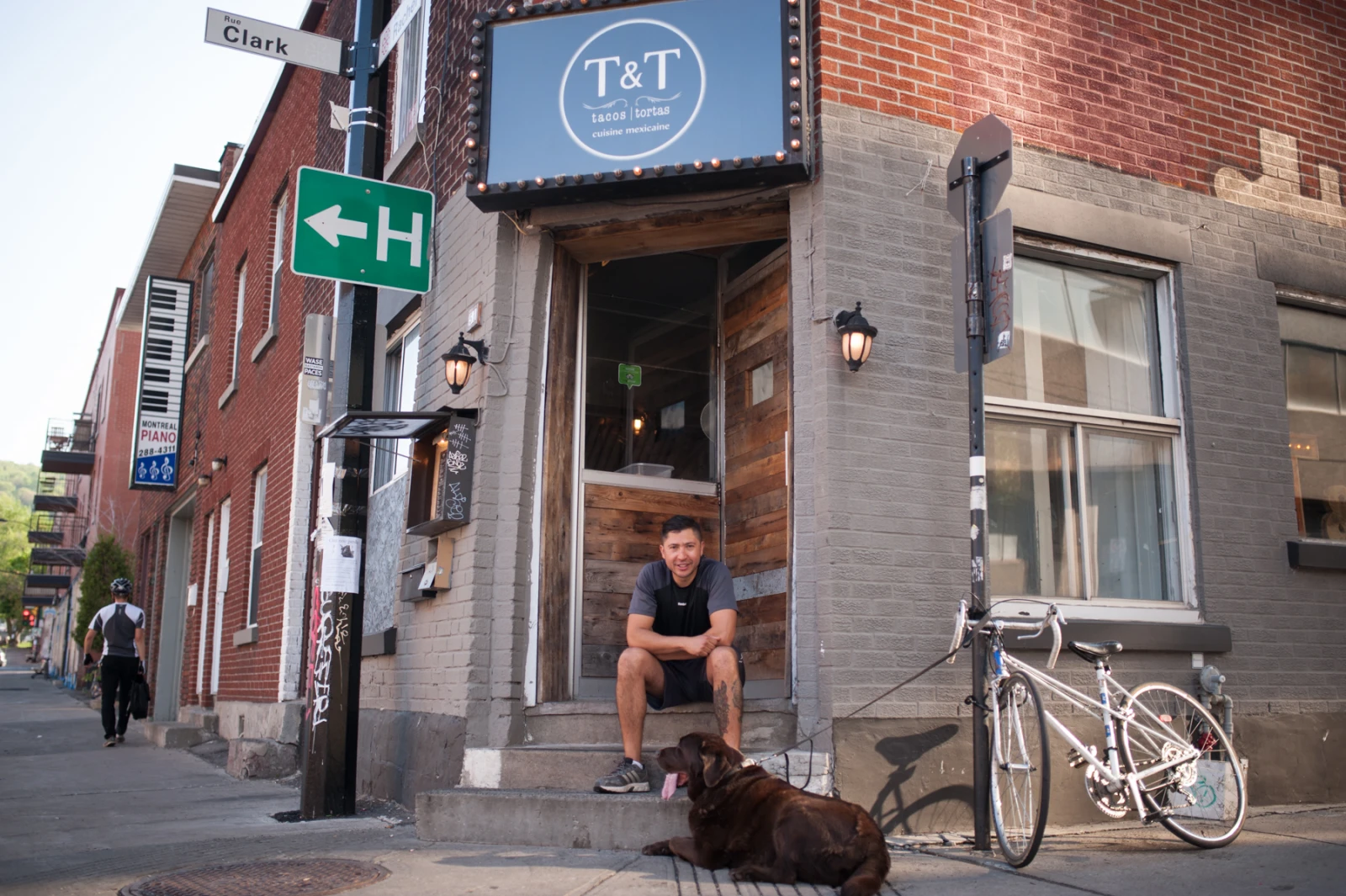 Demetrio Vique et son chien devant le restaurant.