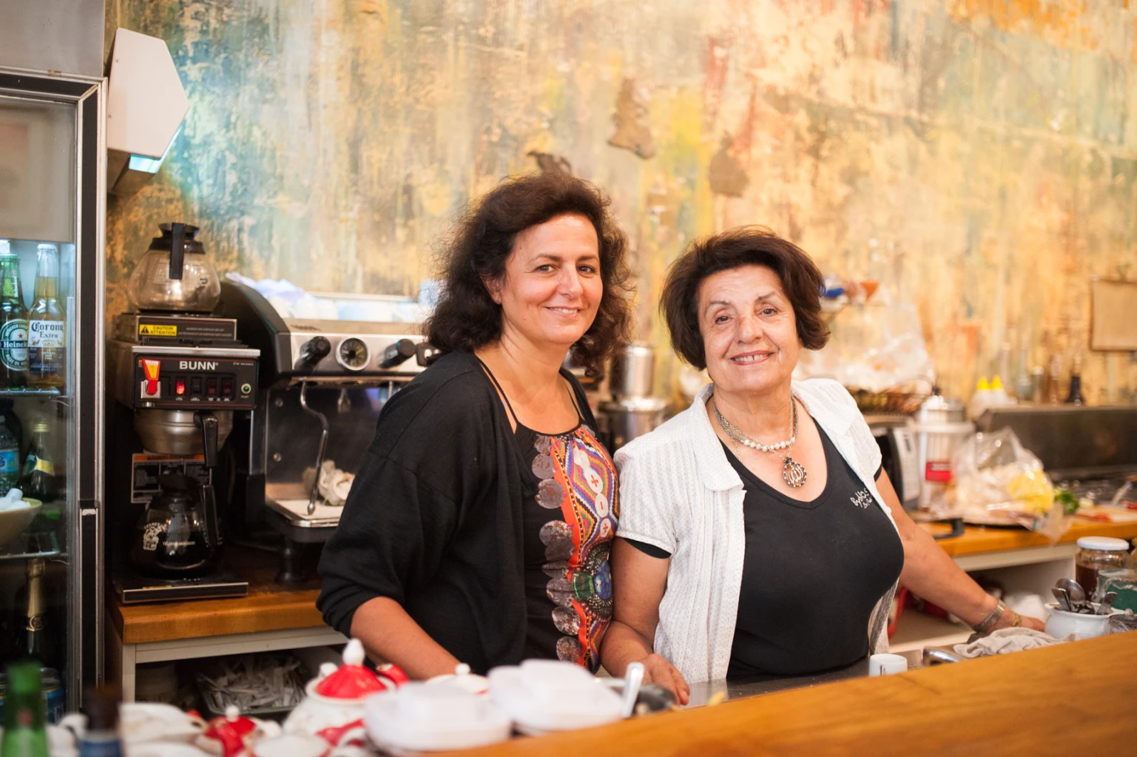 La propriétaire Hemela Pourafzal et sa fille Nina dans le café.