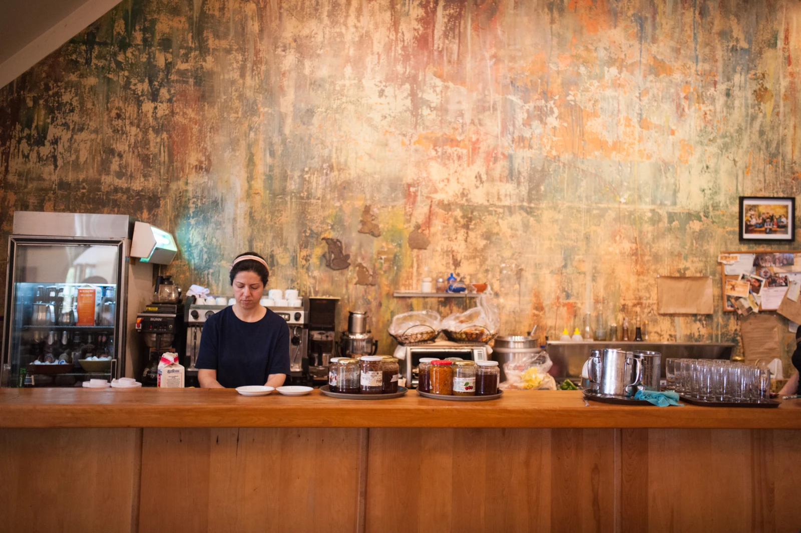 La fameuse murale de tapisserie choisie par Hemela Pourafzal.