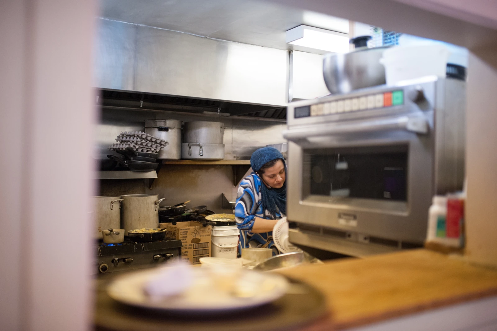 Cuisinière iranienne au travail.