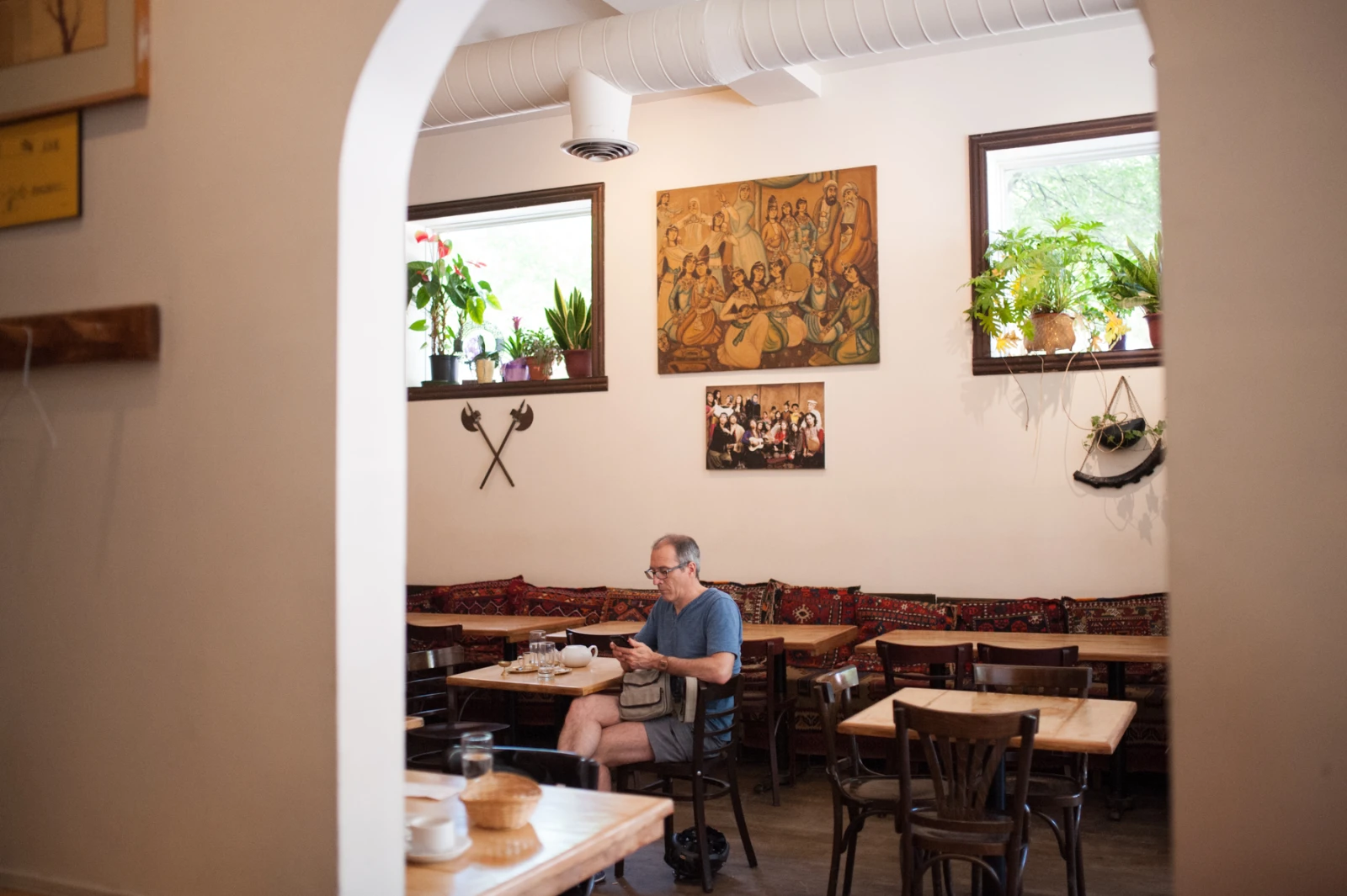 Plusieurs tableaux d’Hamid Pourafzal enjolivent les murs du Byblos.