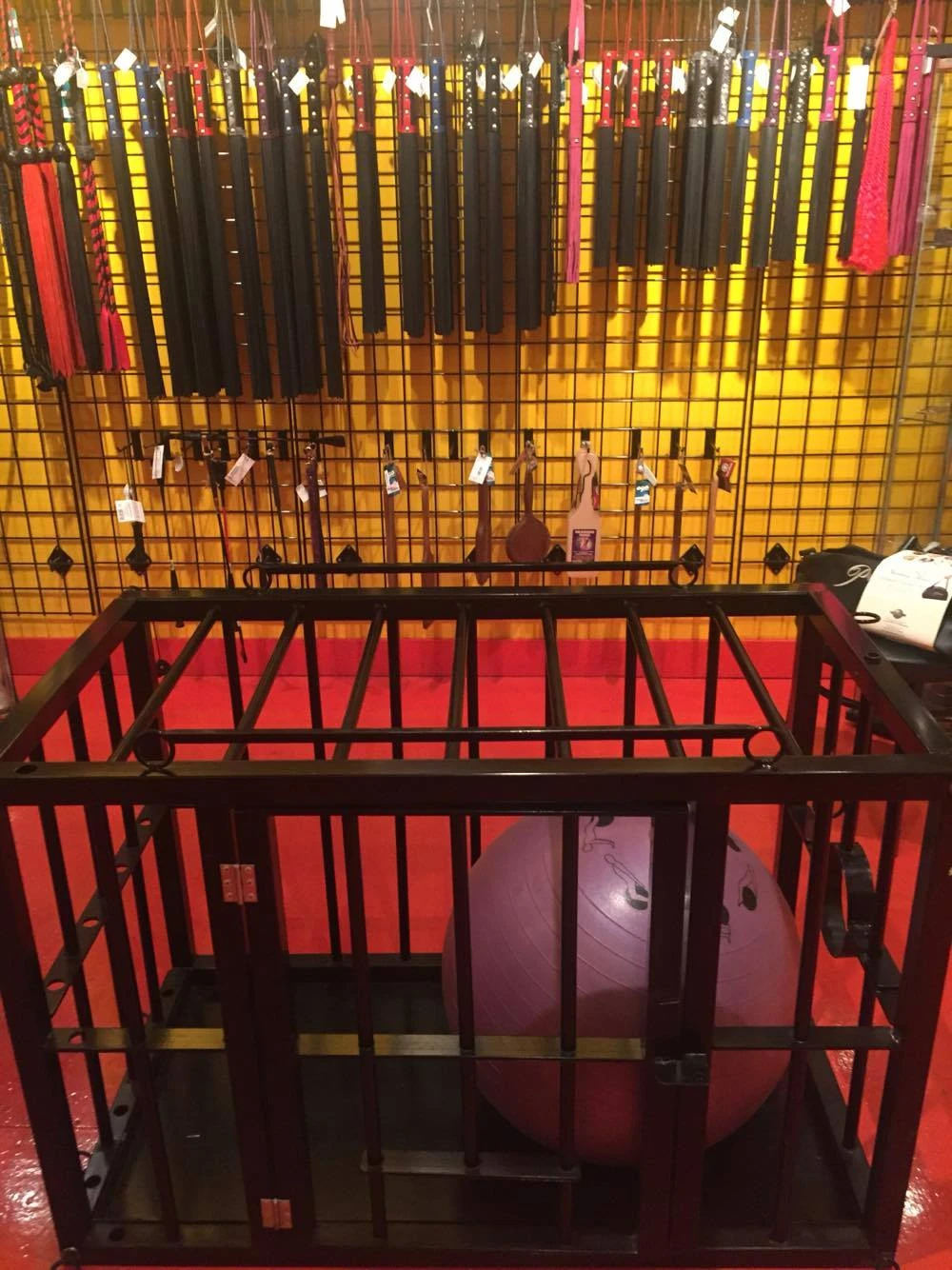 Une petite cage avec un ballon. Mais ça pourrait être toi et moi.