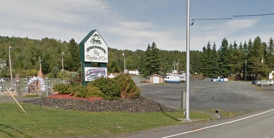 *À ne pas confondre avec la Roche d’Or, camping à la façade douteuse situé à Notre-Dame-des-Pins.