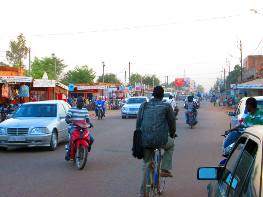 Aperçu du trafic anarchique et des boutiques de rue.