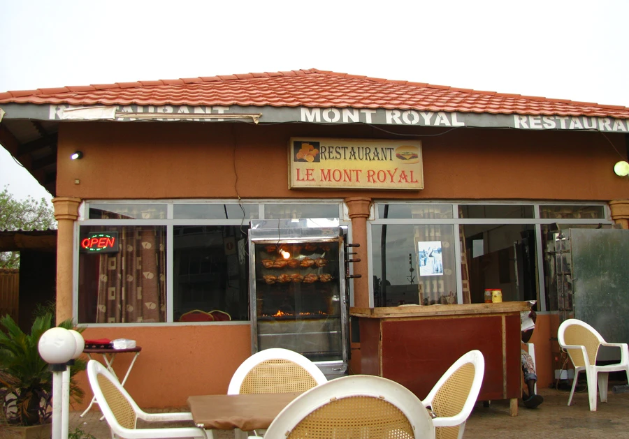 Un vendeur de “poulets télévisés” au nom étrangement familier.