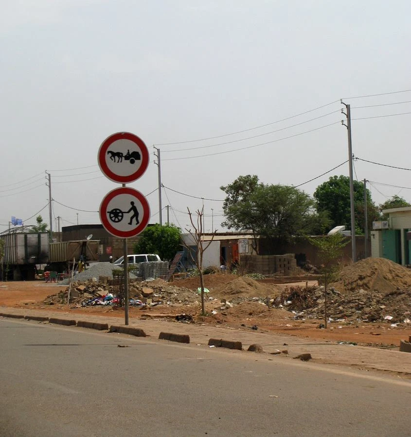 Avant même d’avoir bu une seule gorgée de Brakina, les panneaux routiers peuvent être déroutants!