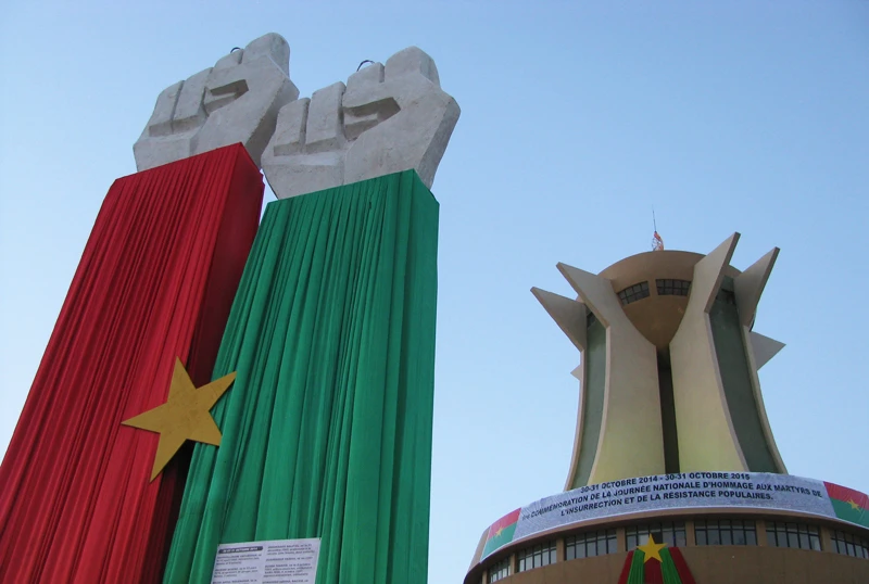 La toute nouvelle stèle dédiée aux martyrs de 2014 et 2015, avec le Monument aux héros nationaux en arrière-plan.