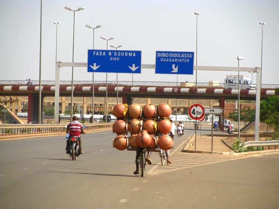 Les cyclistes circulent sur l’autoroute, parfois avec des cargaisons hallucinantes