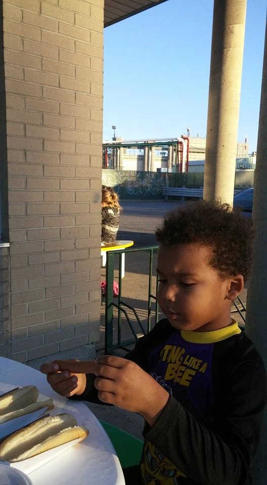 Junior qui s’enligne pour faire la passe à sa saucisse Lafleur.