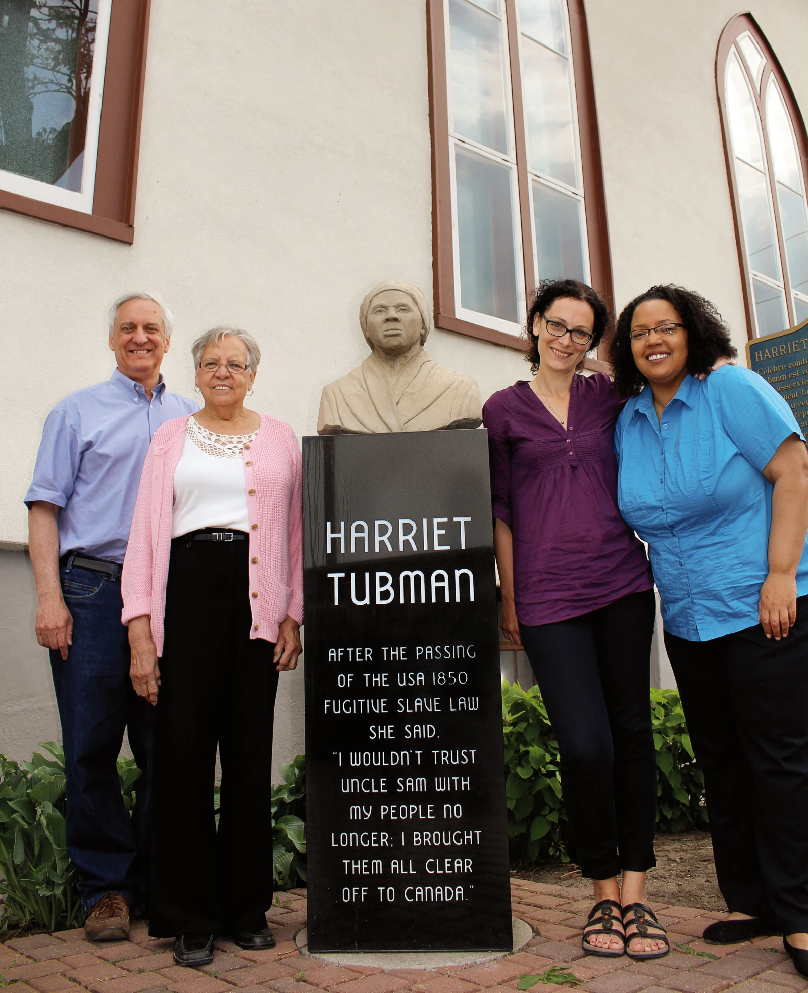 De gauche à droite : Bill Stevens, Donna Ford, Rochelle Bush – trois descendants d’esclaves – et la journaliste Catherine Pelchat.