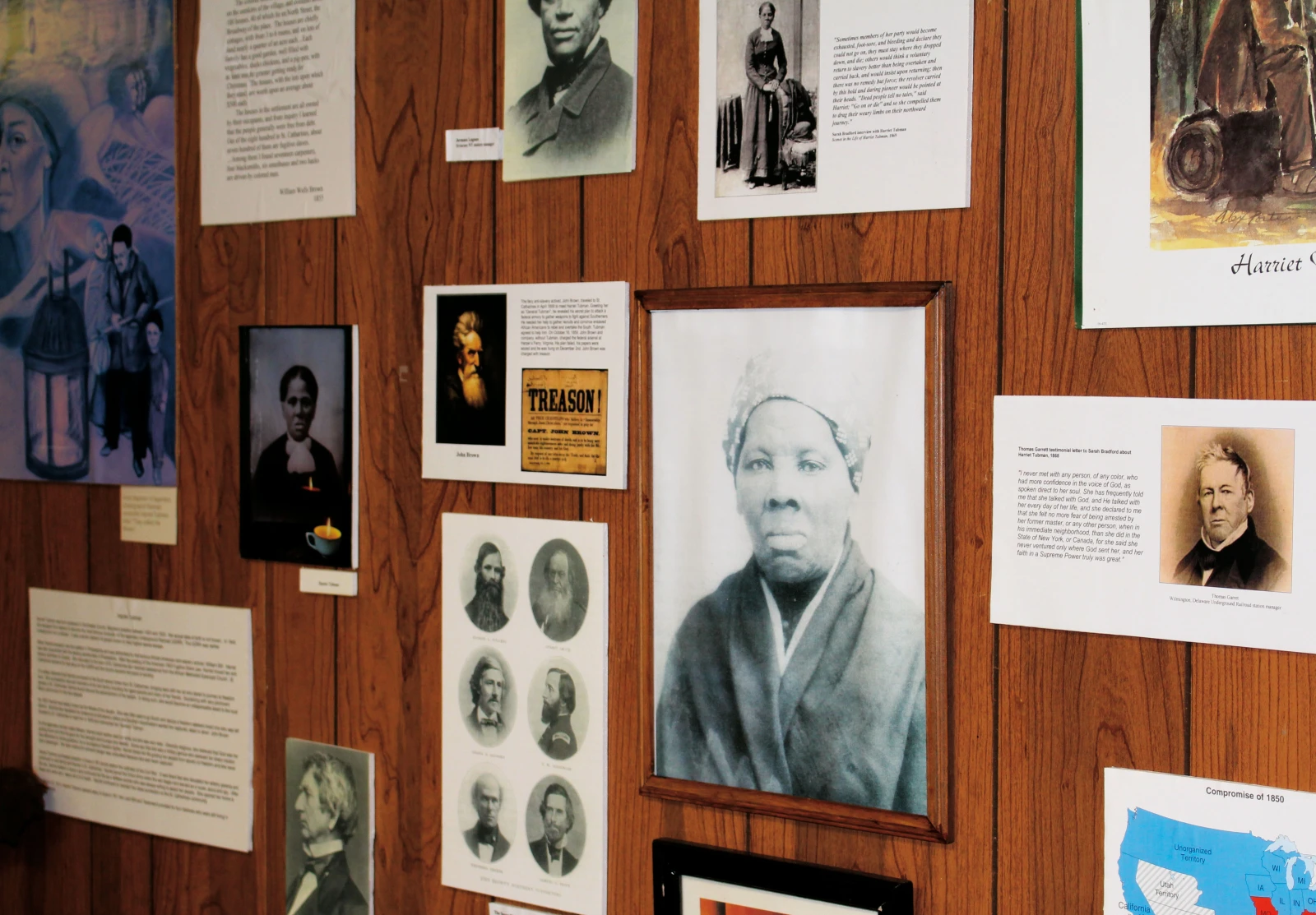 Sur les murs de la chapelle Salem, photos et textes ravivent l’histoire des esclaves fuyant les États-Unis vers le Canada.