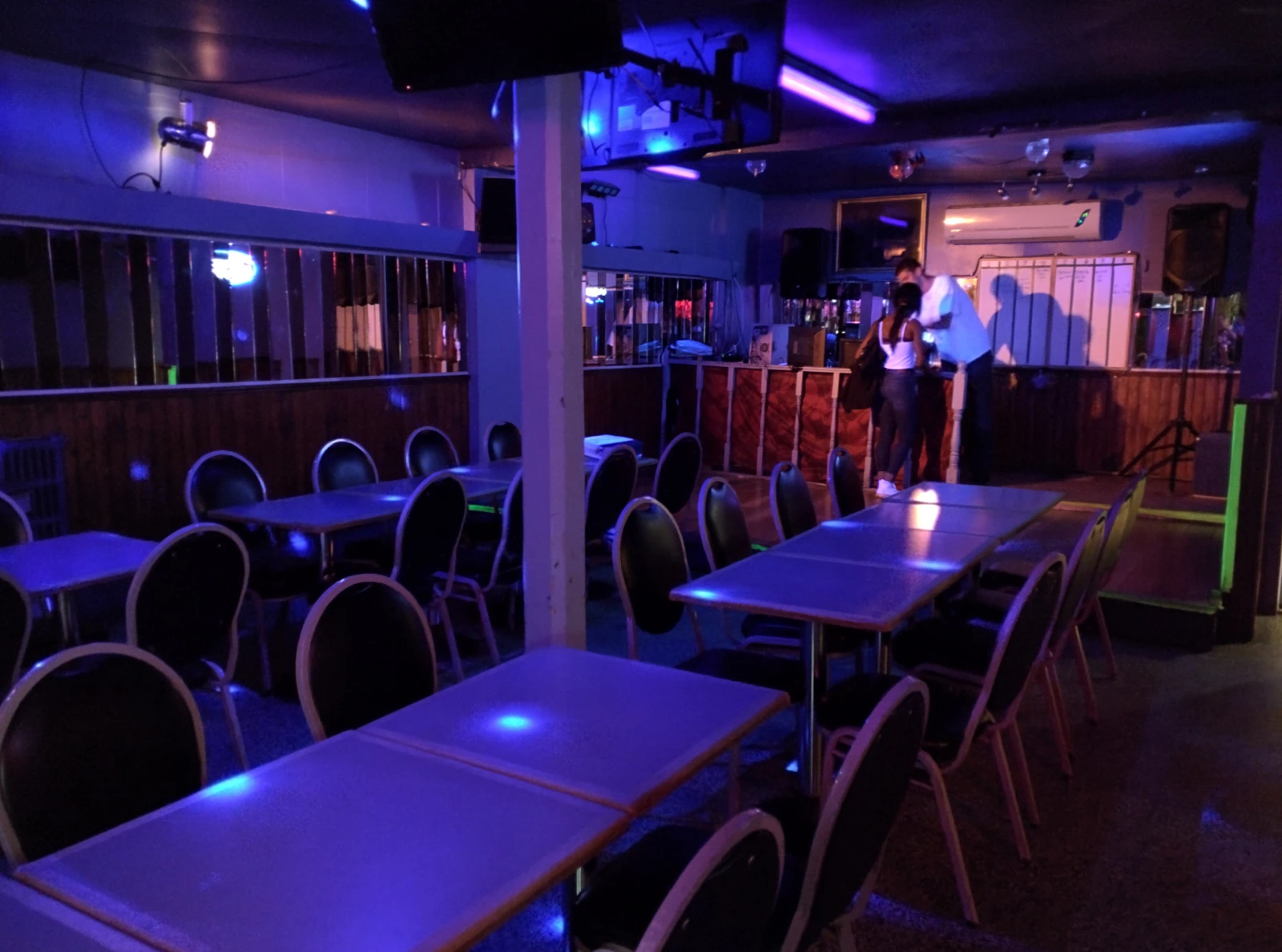 La foule en délire qui attend LA GANG.