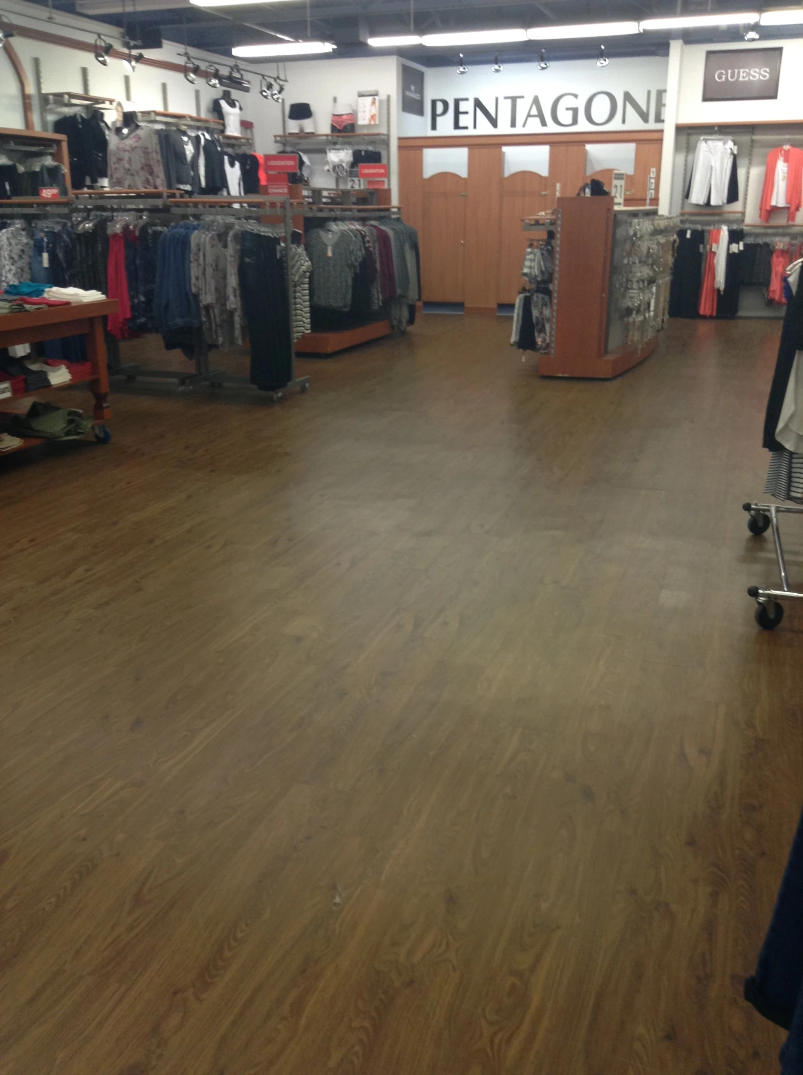 Même raisonnement du côté des Ailes de la mode, qui ont décidé de donner un espace vital de 34 000 pieds carrés à leur mannequin modèle.