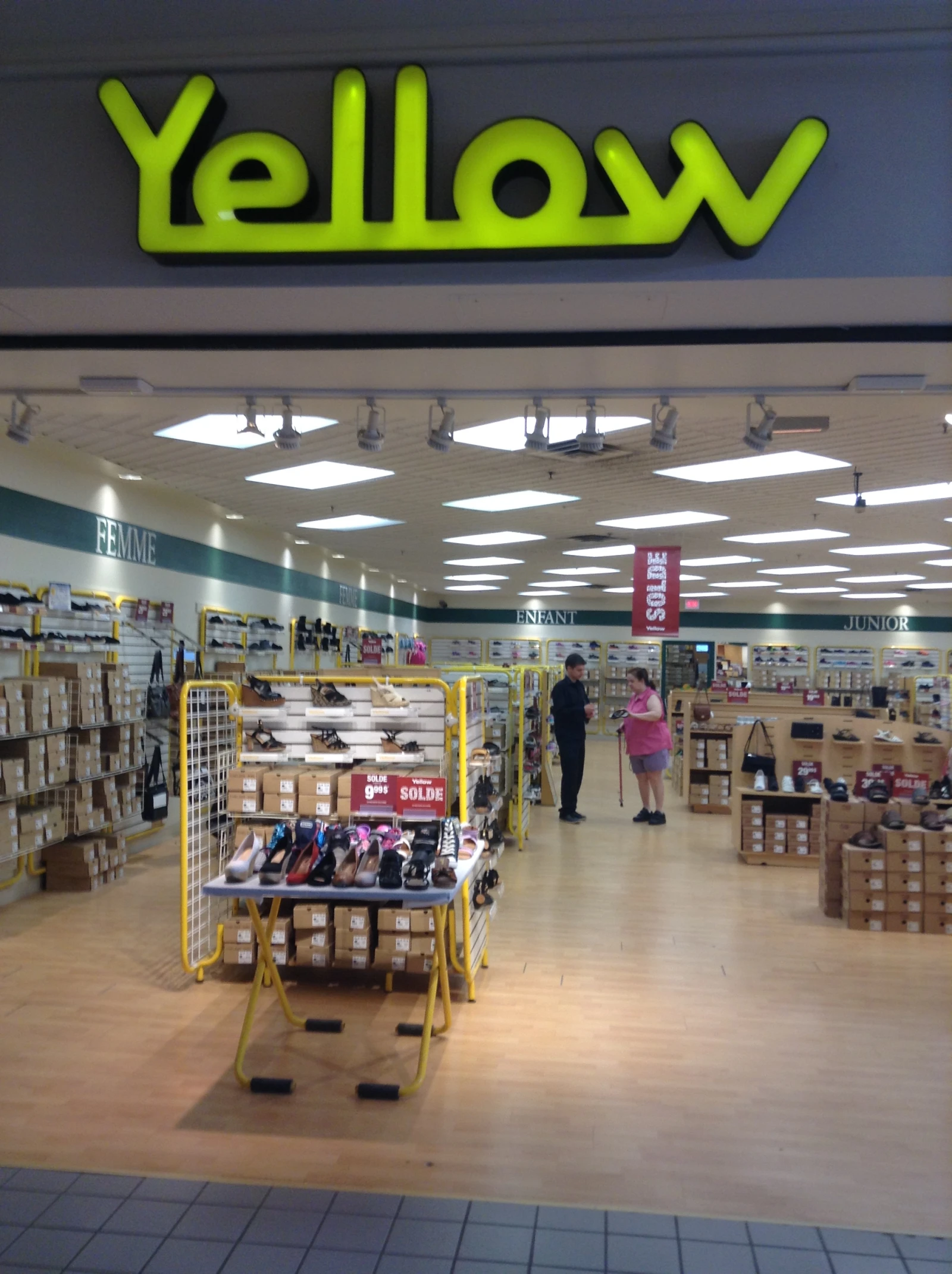Fait intéressant aux Galeries de la Canardière : moins y’a de place pour circuler dans un magasin, plus y’a de monde. Au succulent Mode Extra, les choses se passent pas mal, et, quand y’a pas assez de clientèle, les 78 mannequins compensent.